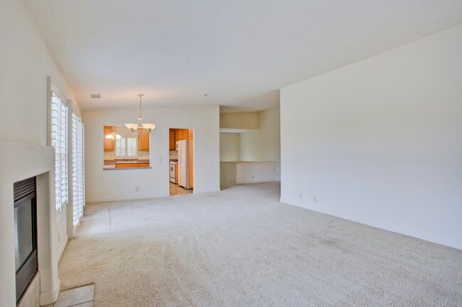 Building Photo - Bright & Airy 3bd/2bth End Unit Condo in F...