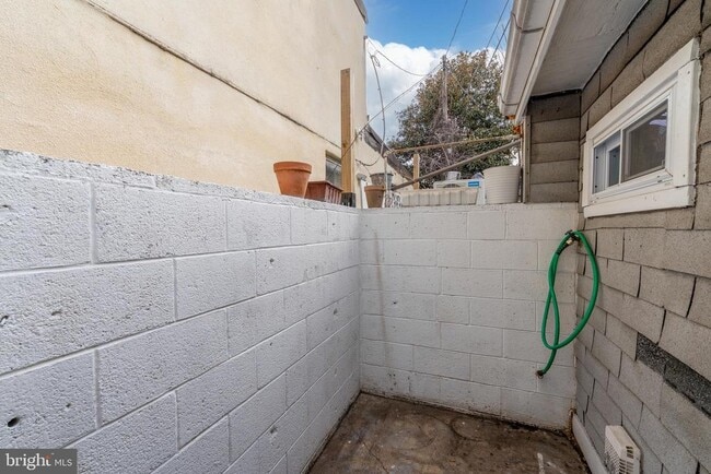 Building Photo - 519 S Port St