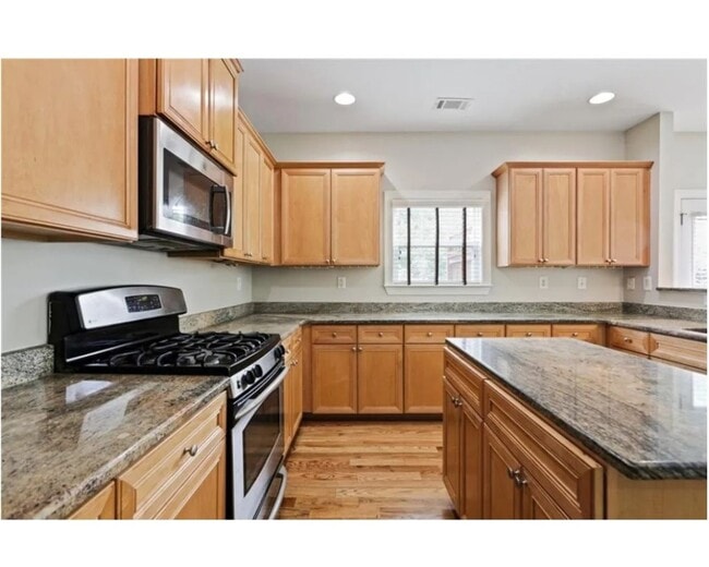 Building Photo - Charming 3BR Townhome in Atlanta