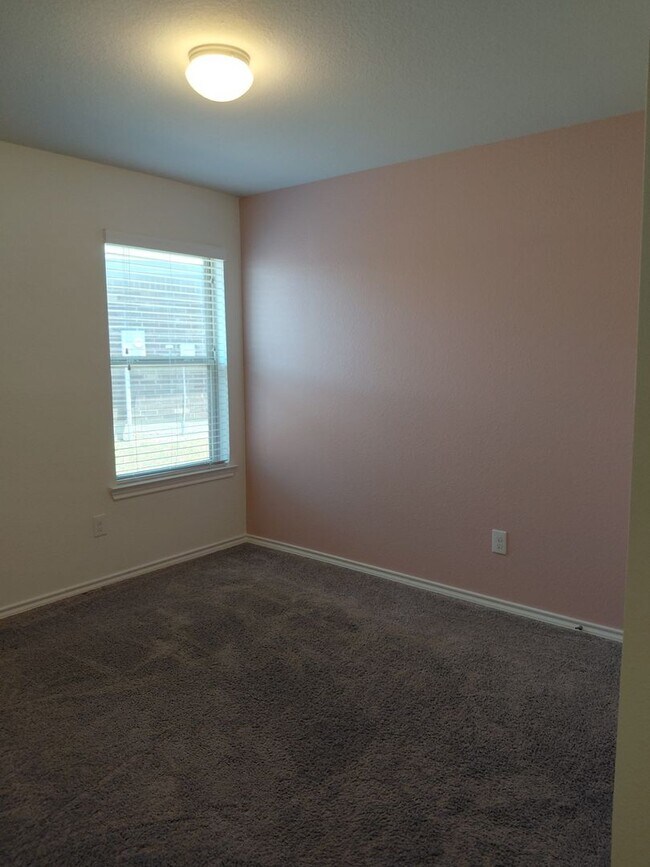 Building Photo - 4/2/3 located within 3 miles of Weatherford High School
