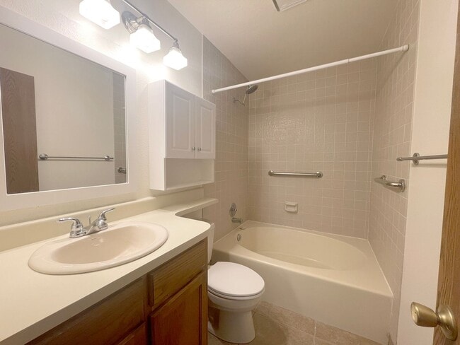 Building Photo - 2 bedroom/2 bathroom main level condo!