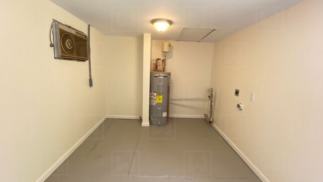 Building Photo - 2-Bed Home in Oakridge Community - Renovated