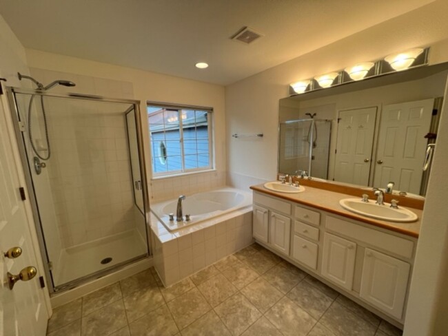 Building Photo - Beautiful 4 Bedroom Eagle River Home!