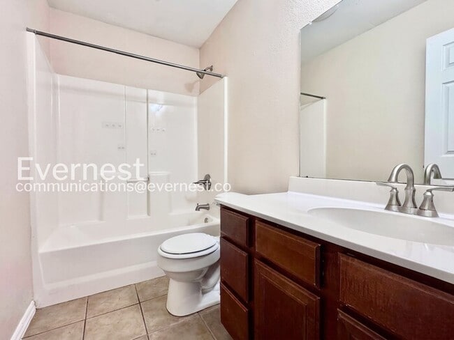 Building Photo - 4 Bed/2 Bath Home with Fenced Yard & Garage / Pet-Friendly / Available Now!