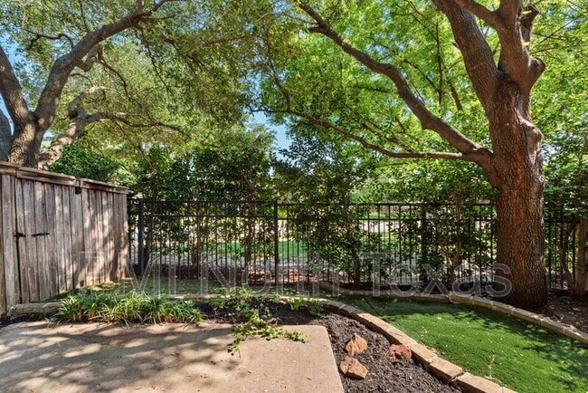 Building Photo - 5379 Balmoral Dr