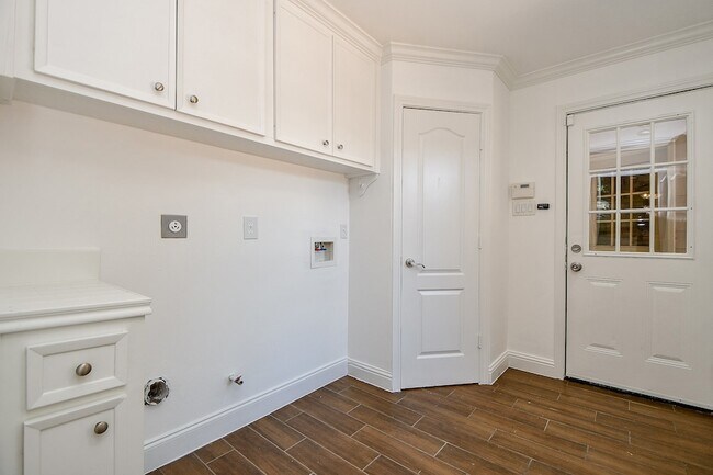 Building Photo - 7506 Creekwood Dr