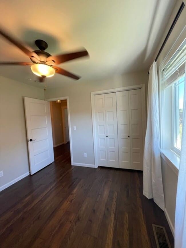 Building Photo - Custom Built 3 Bed/2 Bath Ranch Style Home!