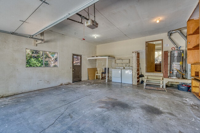Building Photo - 1095 Pacific St
