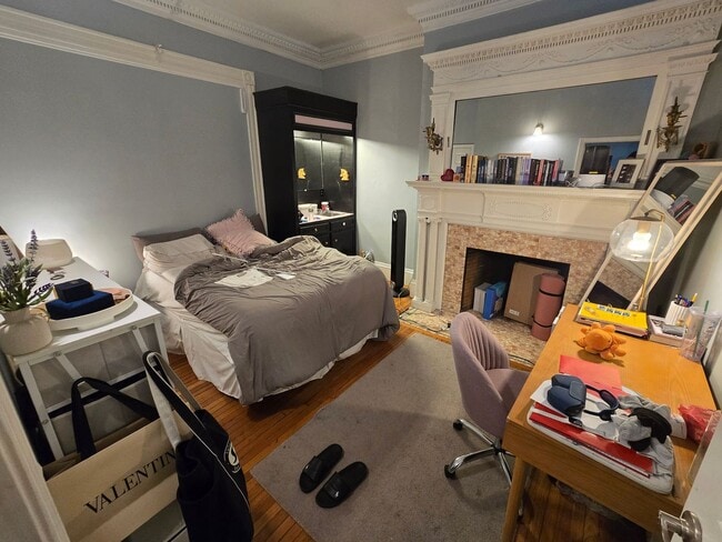 Building Photo - WOW!  RENOVATED 4 BED/2 BATH RIGHT BY B.U.