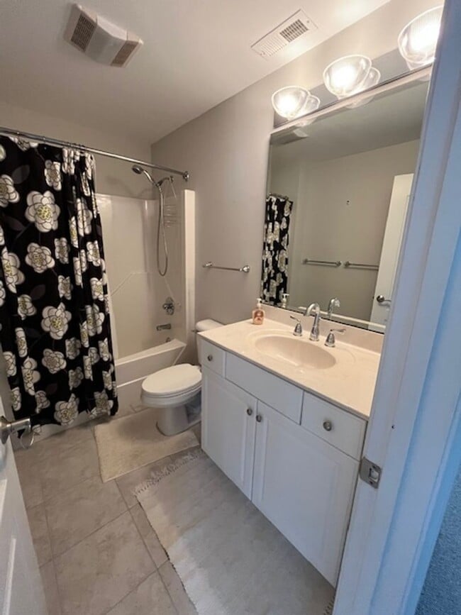 Building Photo - Welcome to Elegant Living in the Charming Porters Neck Plantation Community!