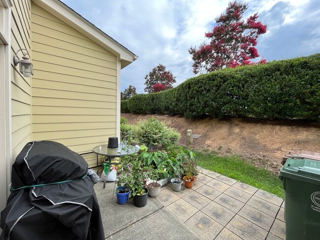 Building Photo - Charming 2BD, 2.5BA Cary Townhome with Sto...