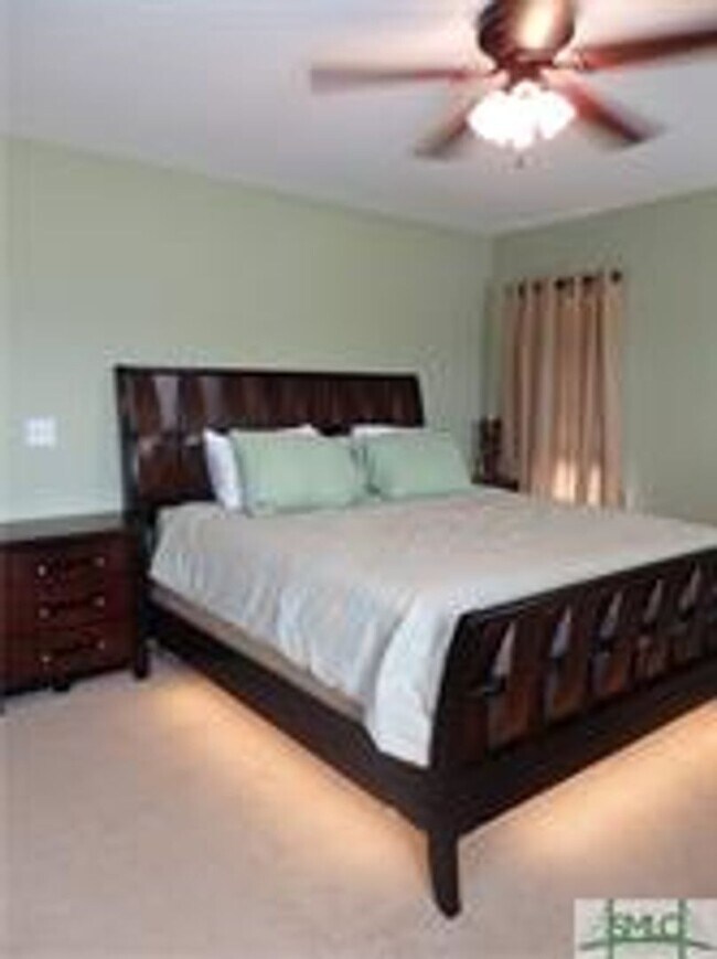 Building Photo - Beautiful 3 bed 2.5 bath/ Screened Porch/ ...