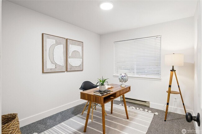 Building Photo - Spacious 2-Bedroom Ground Floor Condo with Private Yard in Kirkland
