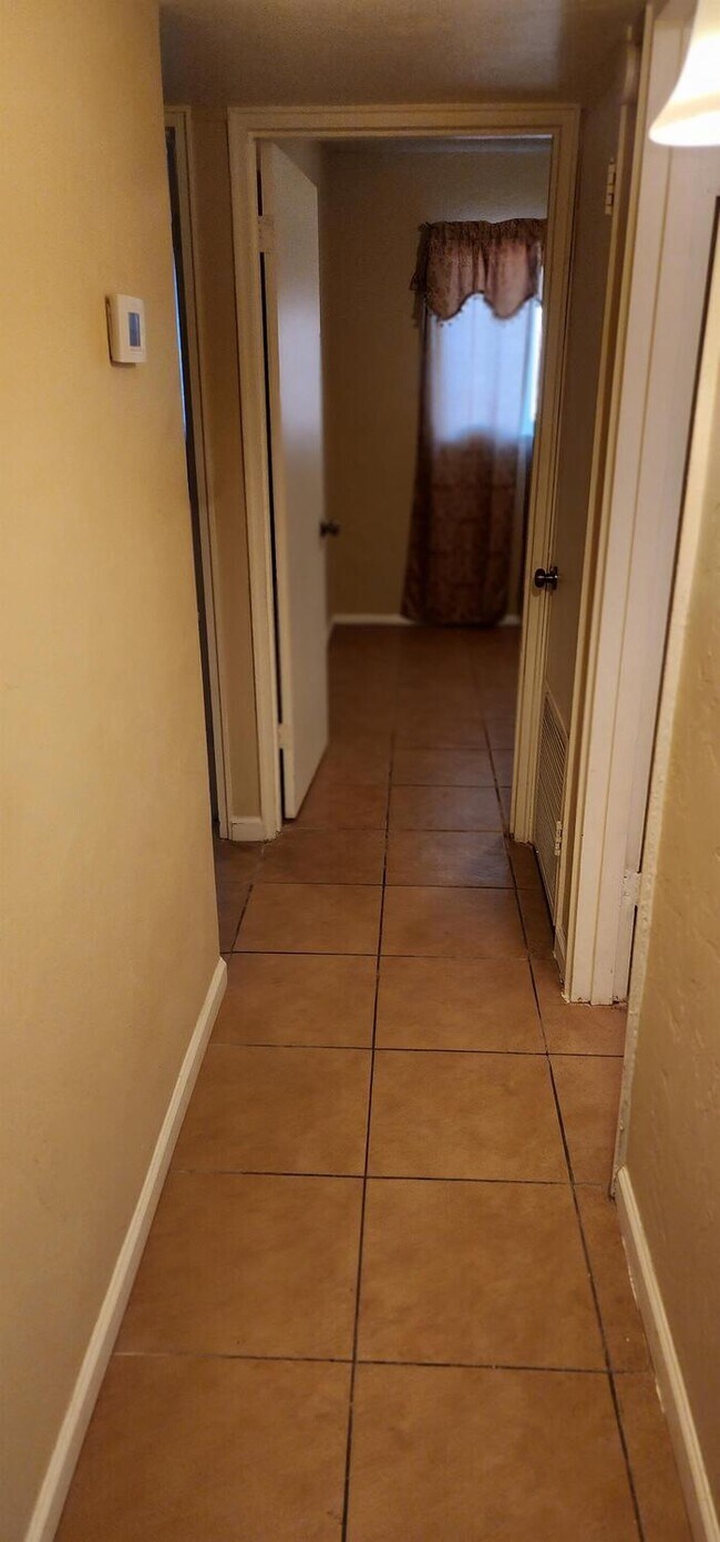 Building Photo - 2126 E Hidalgo Vista