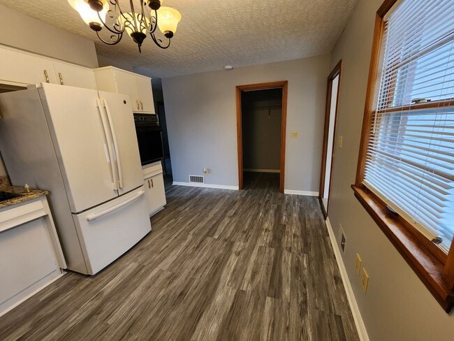 Building Photo - Beautiful 3 Bedroom 1 Bathroom Home