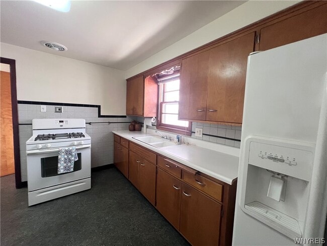 Building Photo - 480 W Hazeltine Ave