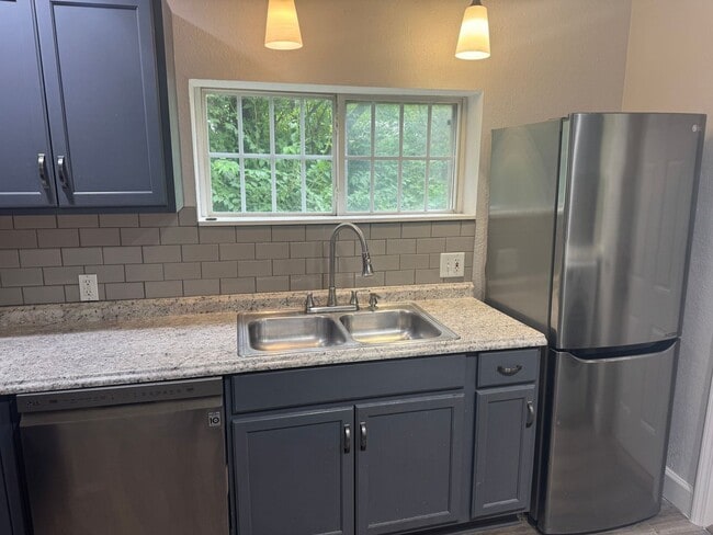 Primary Photo - Updated Home Near KU Med