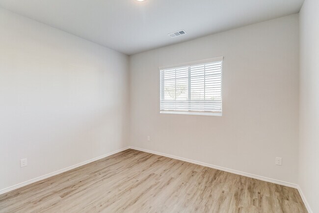 Building Photo - 1412 Ester Ln