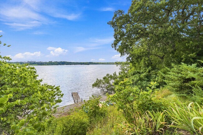 Building Photo - 893 Cliffs Dr
