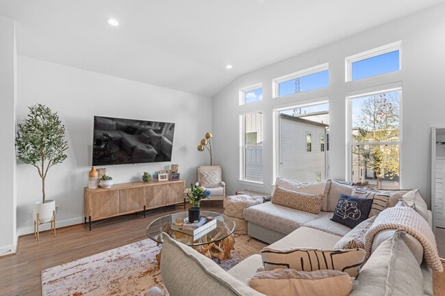 Building Photo - 502 W Donovan St