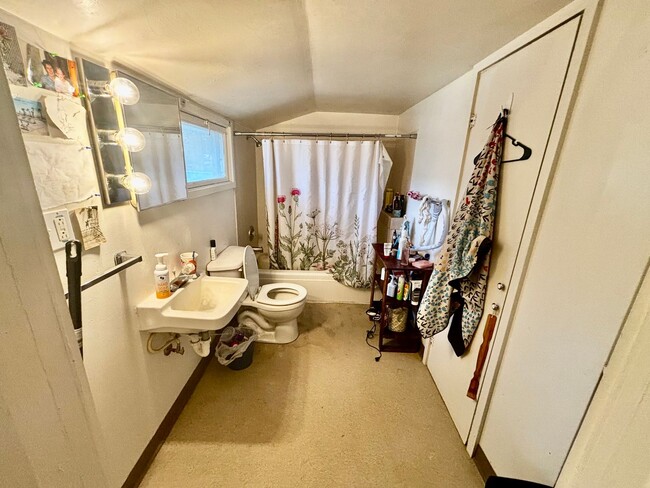 Building Photo - 404 S Van Buren St