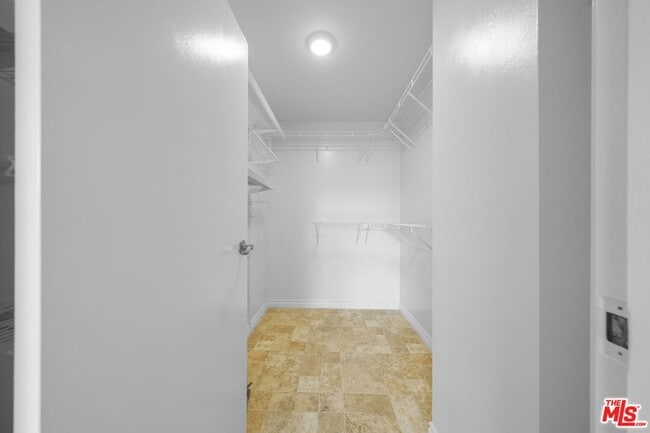 Building Photo - 1601 N Fuller Ave
