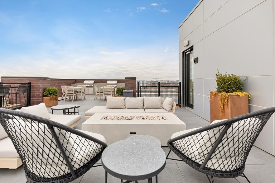 Rooftop Firepit/Grill - 37 L St SE