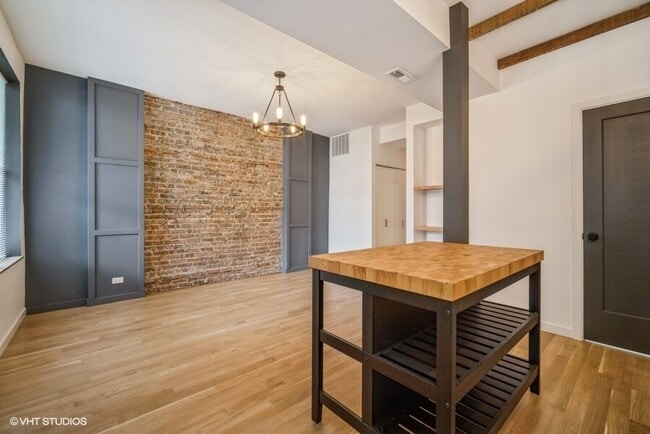 Building Photo - 908 N California Ave