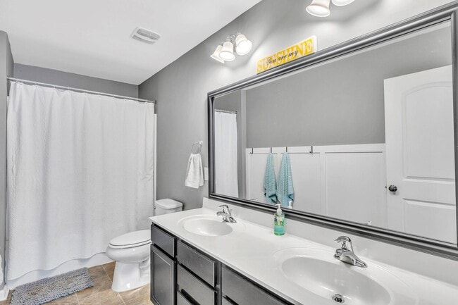 Building Photo - Stunning 4 Bed/2.5 Bath home in Creekside