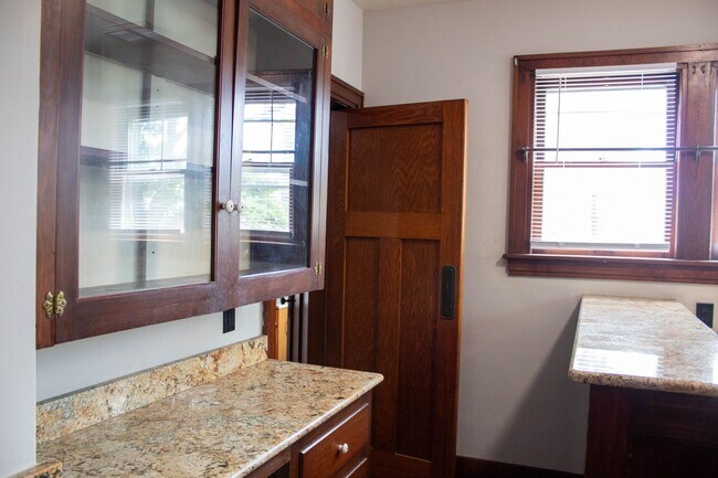 Building Photo - AVAILABLE FOR AUGUST 2026!  Large house ne...