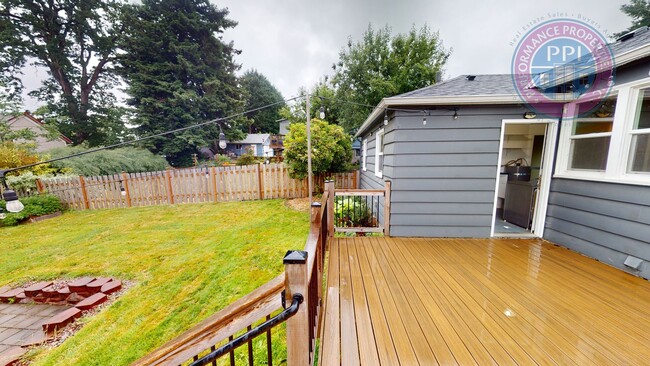 Building Photo - Oregon City - Three Bedroom Bungalow, Comp...