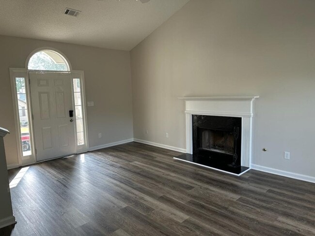 Building Photo - 7082 Oakwood Cir