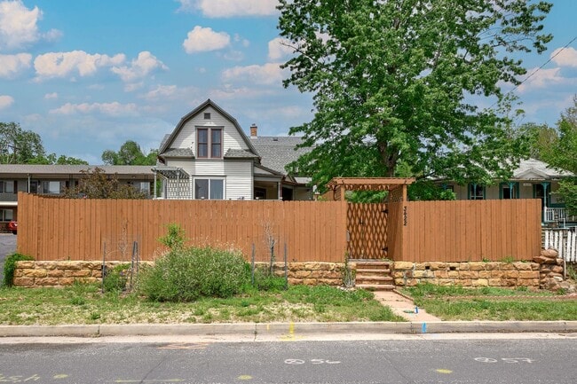 Building Photo - Charming Westside 4 Bedroom Home
