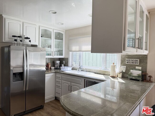 Building Photo - 30556 Rainbow View Dr