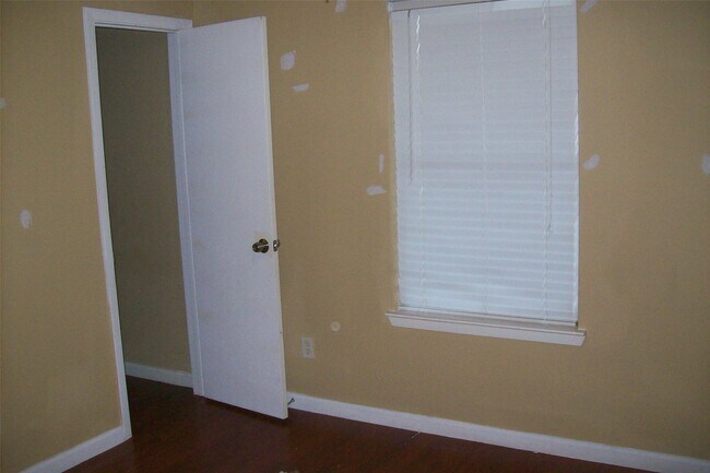 Building Photo - 15007 Kingsbridge Way