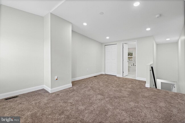 Building Photo - 3 bedrooms, 3.5 bathrooms