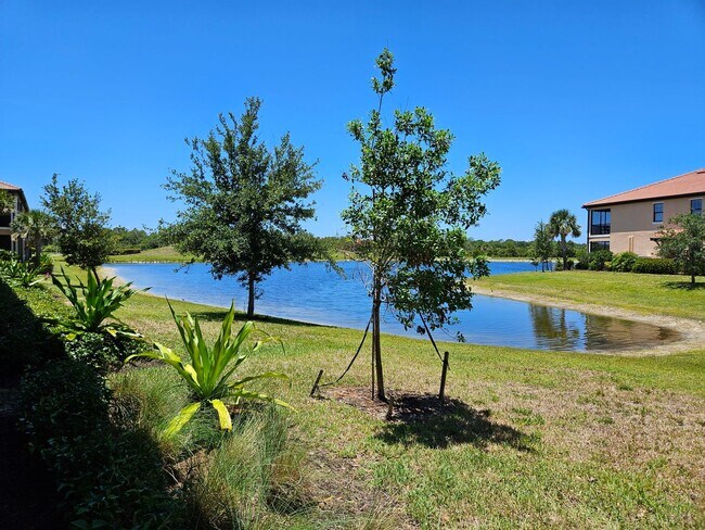 Building Photo - Seasonal Short-Term Sought after Sarasota National (Social Membership) with resort like Amenities!