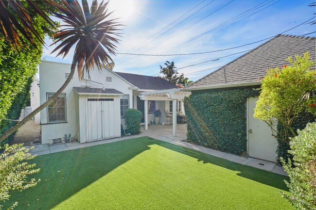 Building Photo - Beverly Grove 3bed 4bath Stunning home!