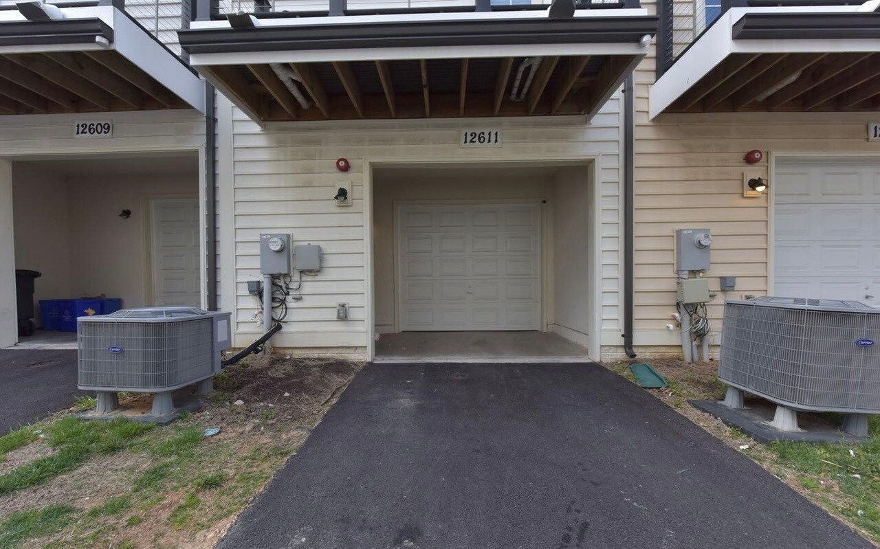 Building Photo - 12611 Macaulay St