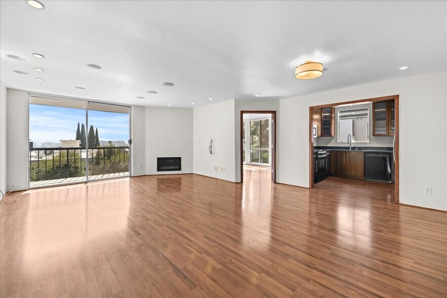 Building Photo - 8530 Holloway Dr