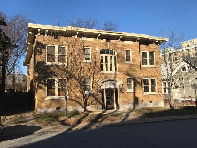 Building Photo - 616 E 7th St