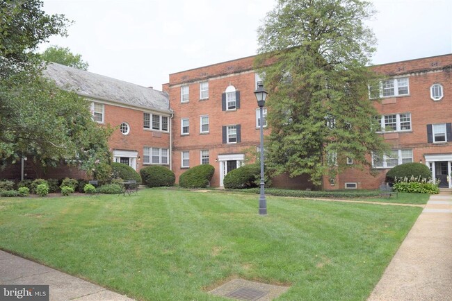Building Photo - 1806 W Abingdon Dr