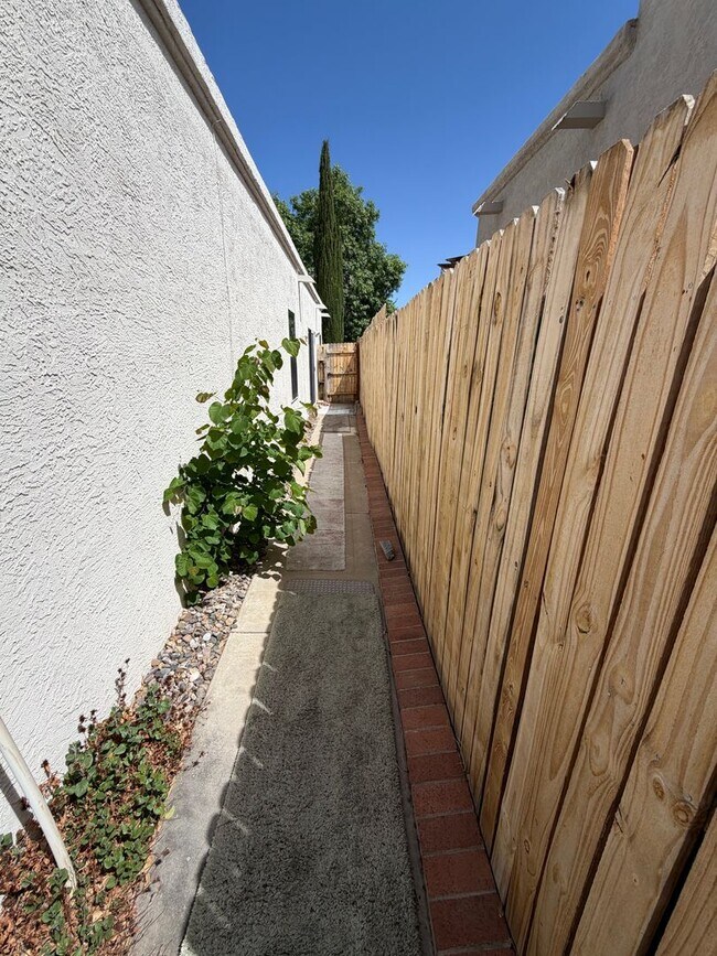 Building Photo - Spacious 3-Bedroom