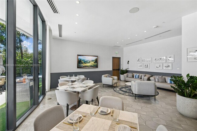 Building Photo - 2831 S Bayshore Dr
