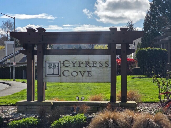Building Photo - Kent Cypress Cove at the Lakes home - 3 bedroom 2.5 bath with 2 car garage - Available NOW.