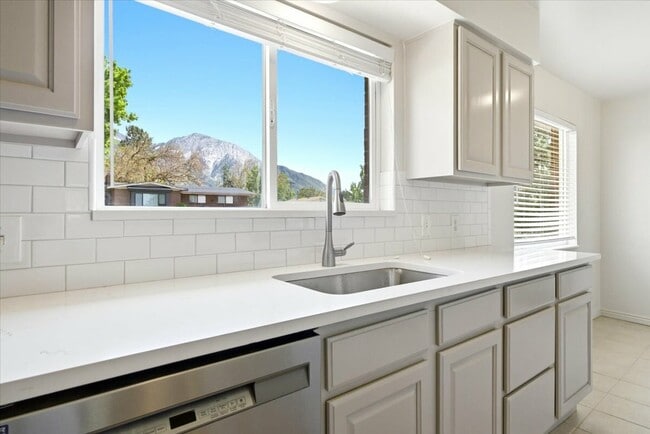 Building Photo - 3036 Sequoia Dr
