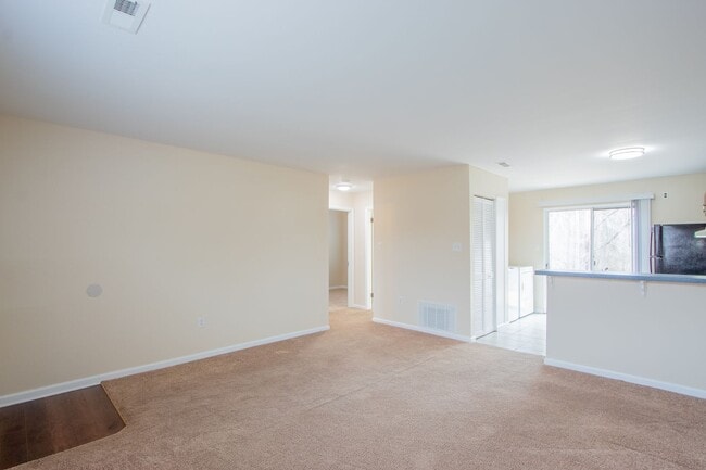 Building Photo - Great - 2 BEDROOM - Bright Open Floor Plan !!