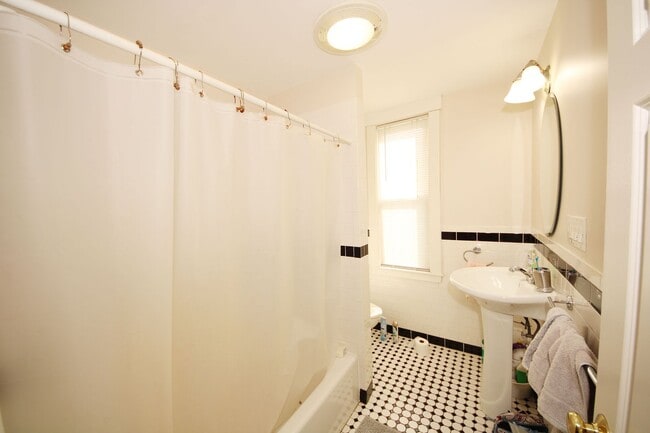 Building Photo - Renovated Waltham apt