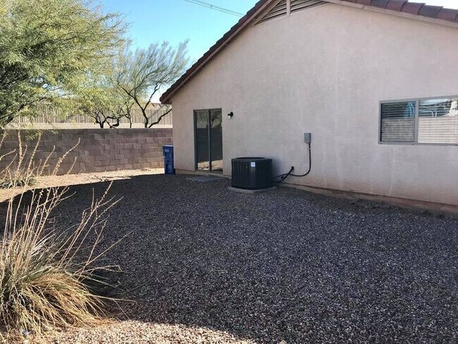 Building Photo - Spacious 3-bedroom plus den in North Phoenix