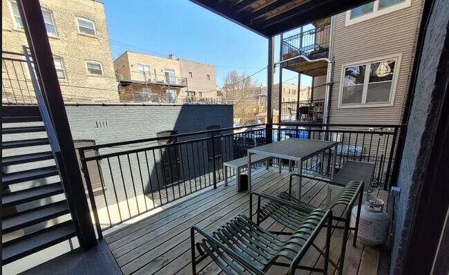 Building Photo - 1318 W Winnemac Ave